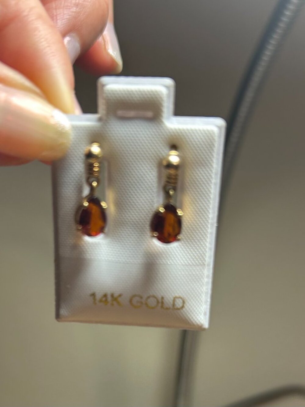 18k yellow gold 7x5mm Pear Shaped Brazilian Topaz paired with 10K studs earrings - Picture 2 of 6